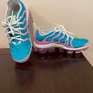 Nike Air Vapor Max tennis shoes